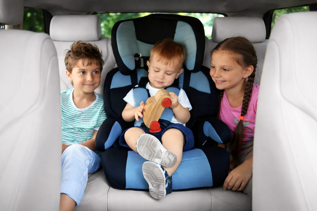 Kiedy bez fotelika z tyłu? Przewożenie dzieci w samochodzie zgodnie z przepisami
