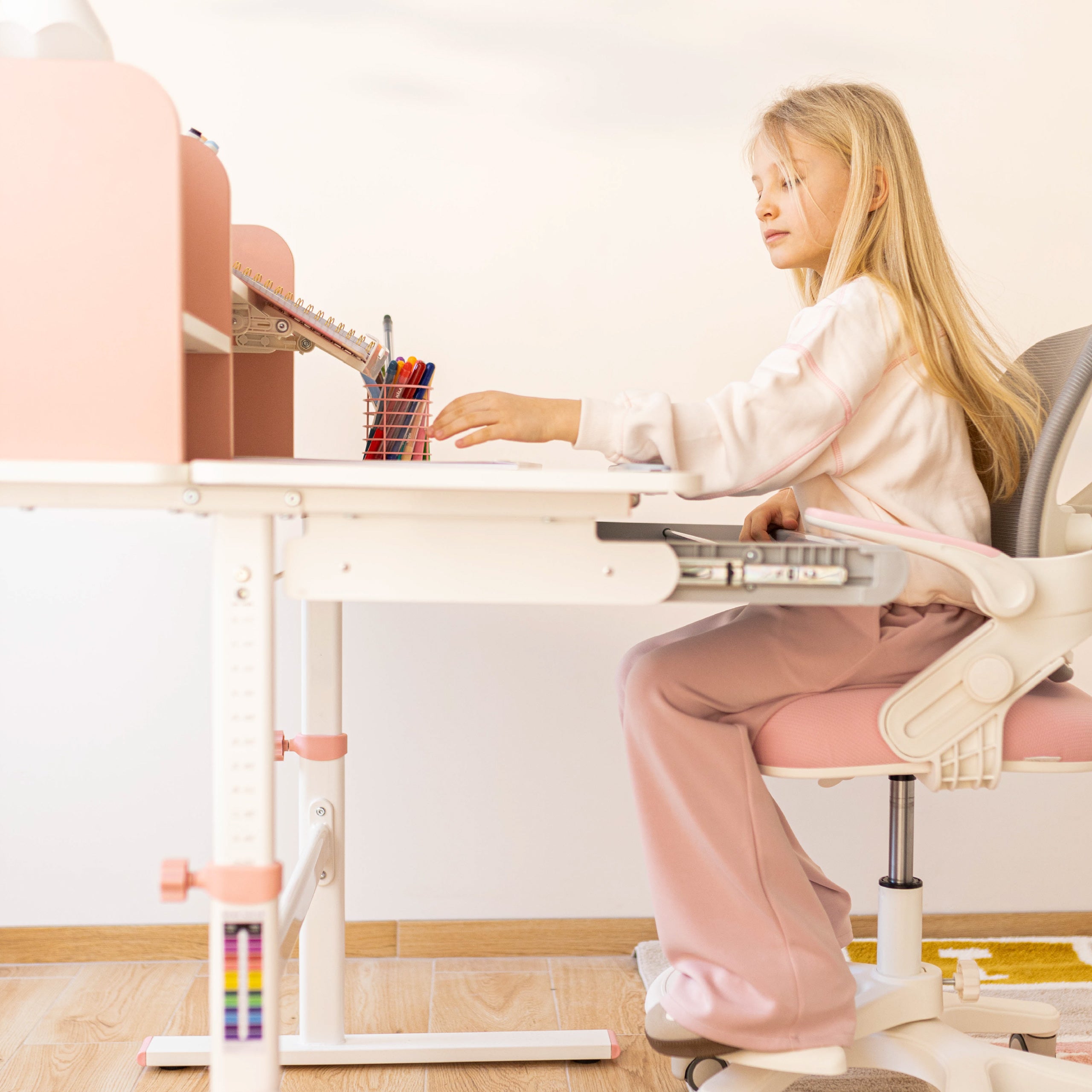Ergonomiczne biurko dla dziecka Mark Adler Study 5.0 Pink 90 cm
