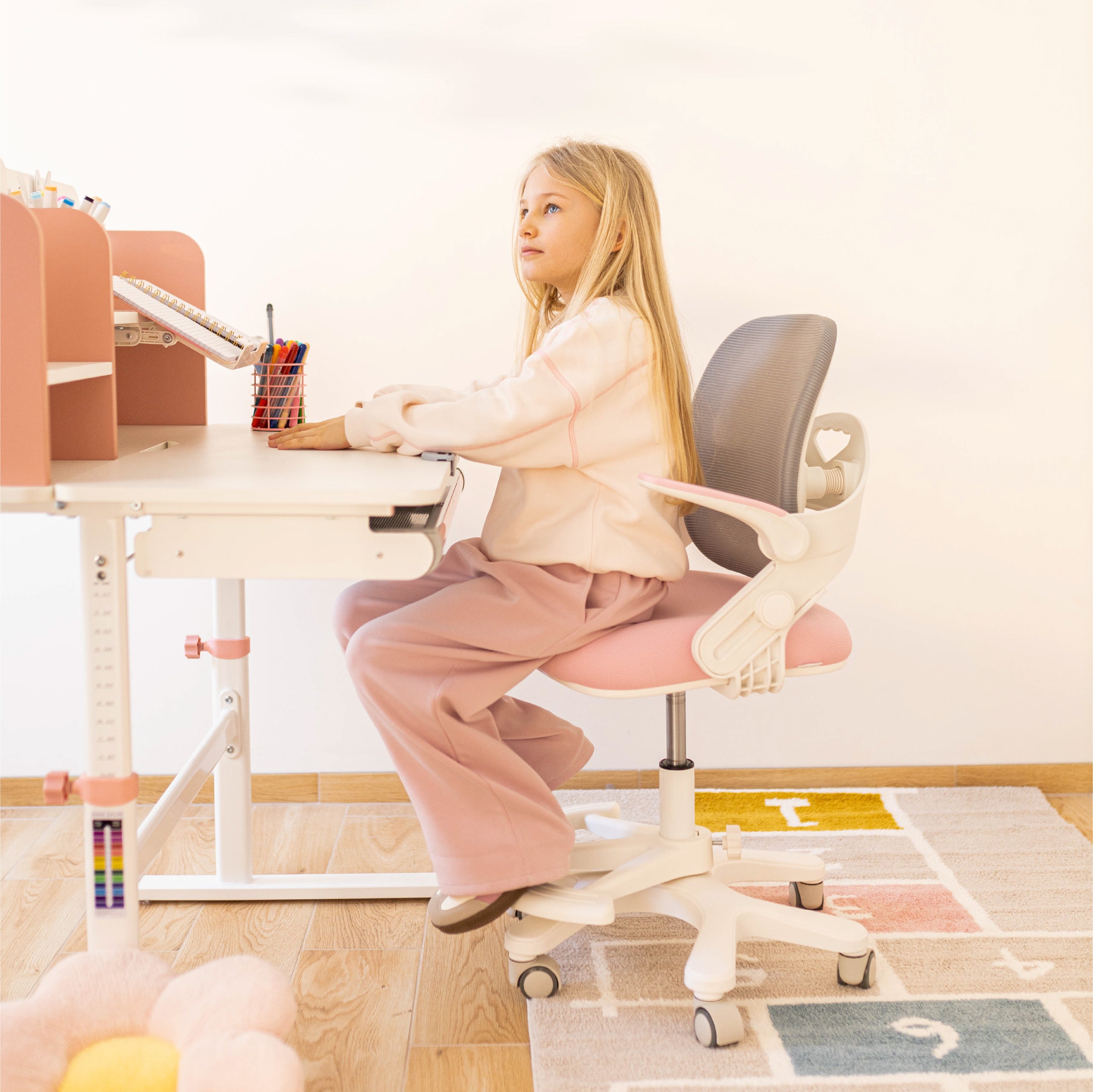 Fotel do biurka dla dziecka Mark Adler Junior 4.3 Pink-grey