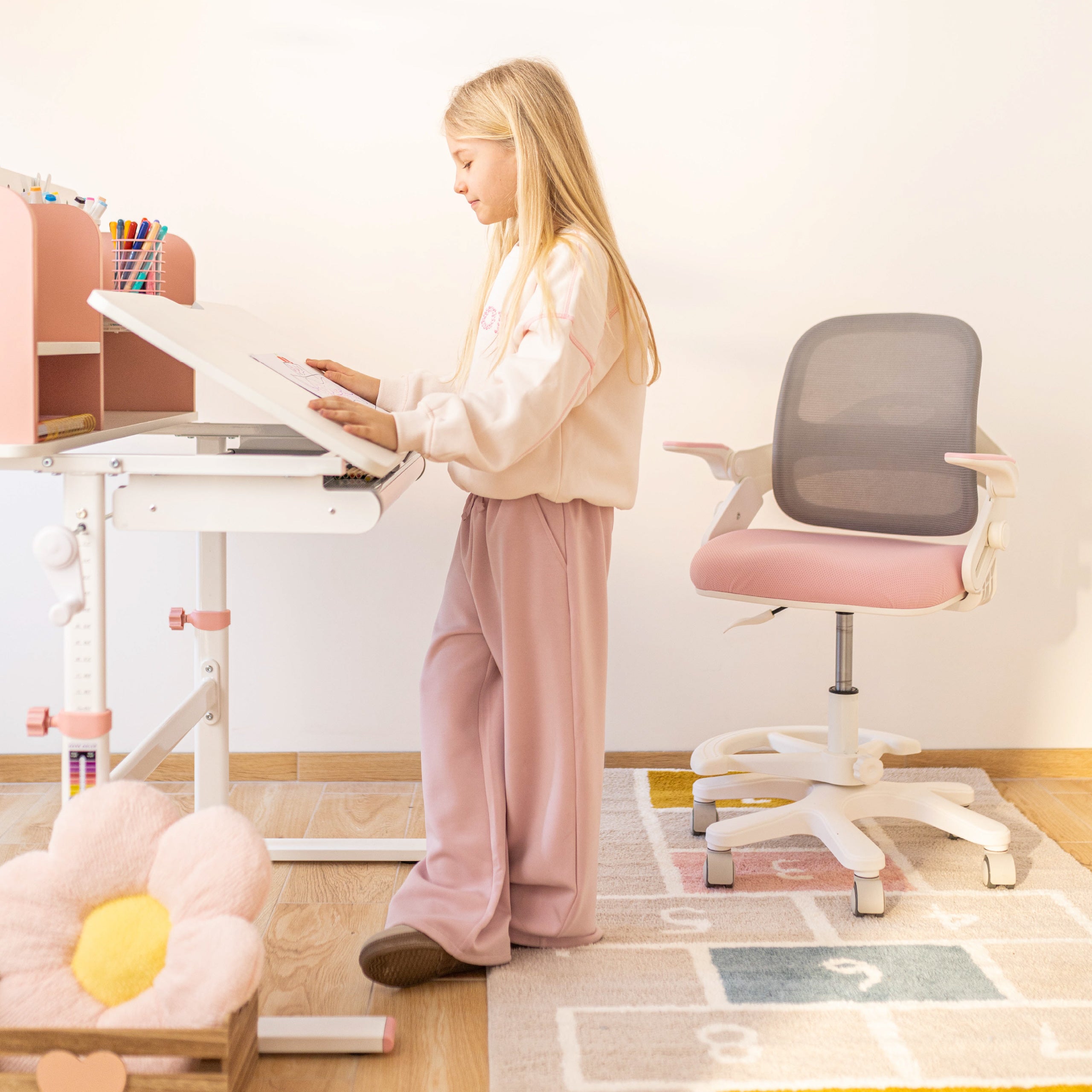 Ergonomiczne biurko dla dziecka Mark Adler Study 5.0 Pink 90 cm