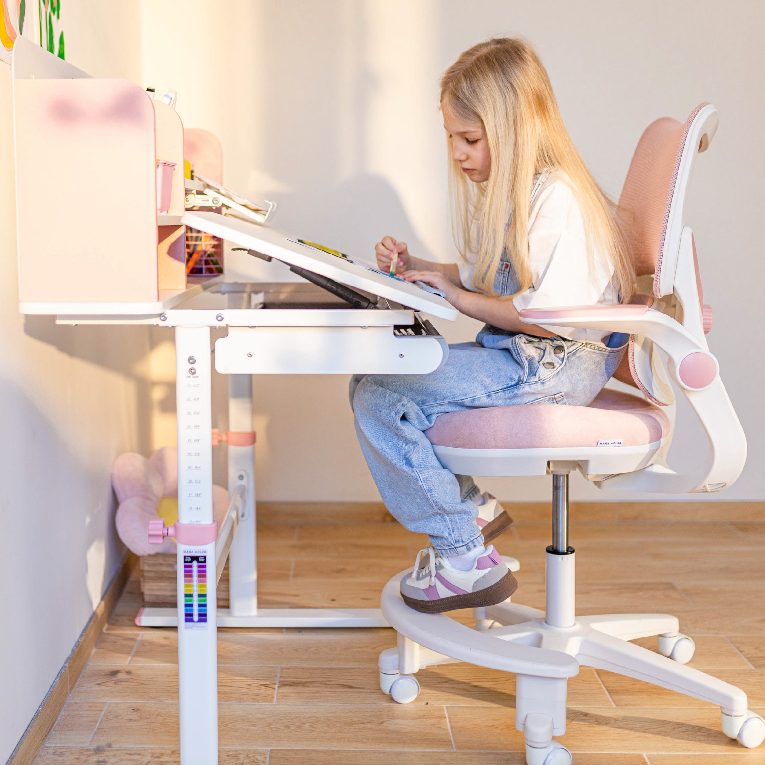 Fotel do biurka dla dziecka Mark Adler Junior 5.7 Pink