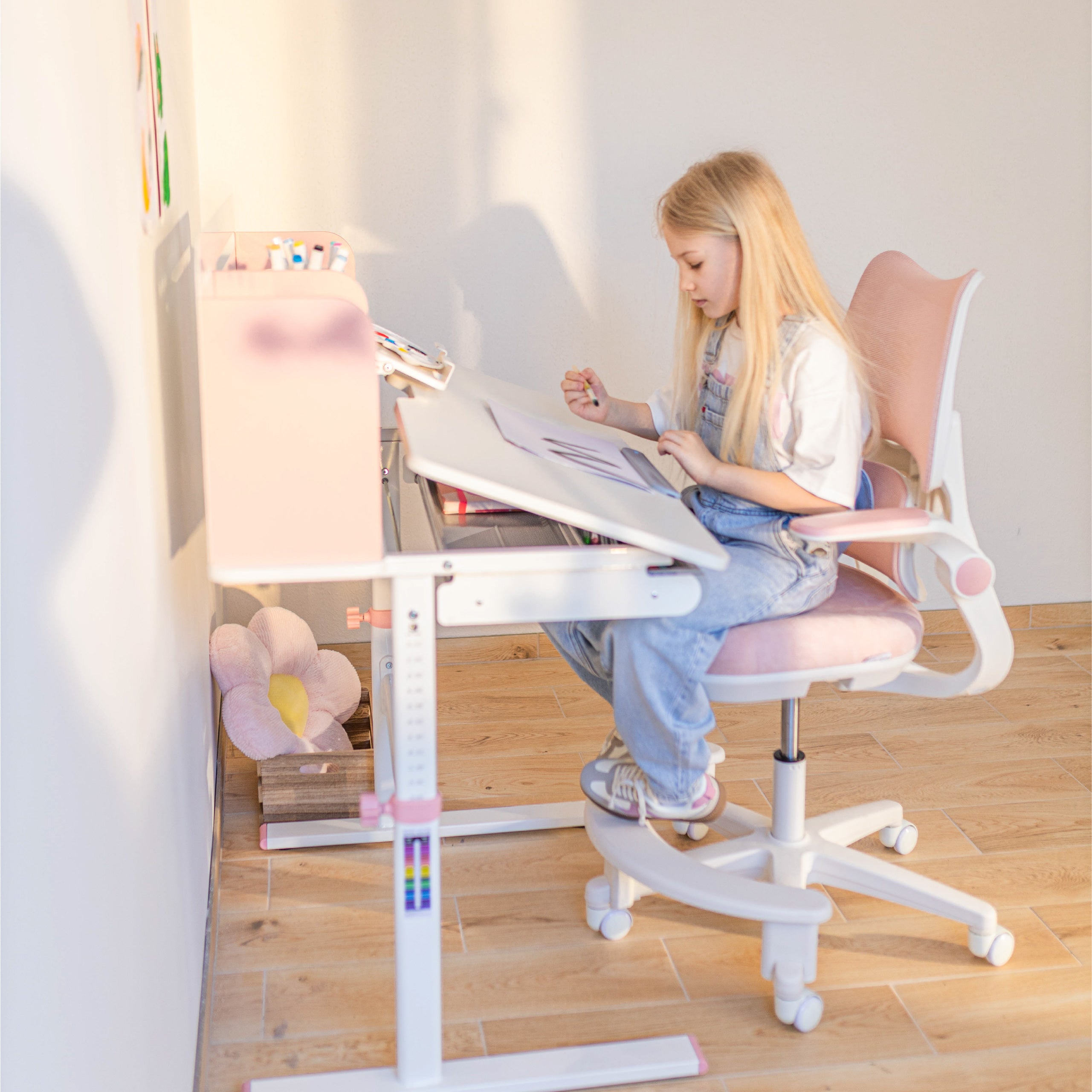 Fotel do biurka dla dziecka Mark Adler Junior 5.7 Pink