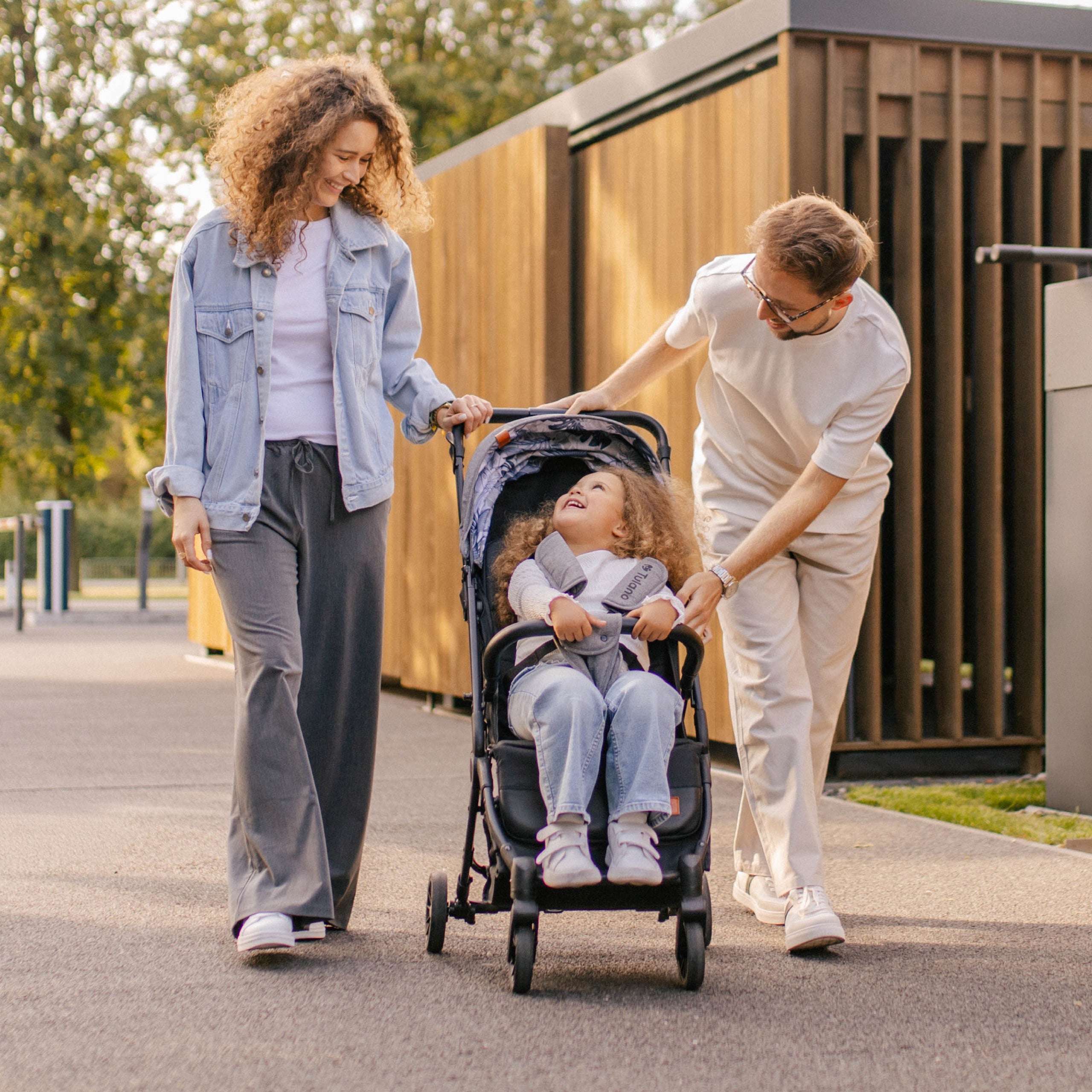 Lekki, zwrotny i funkcjonalny wózek spacerowy