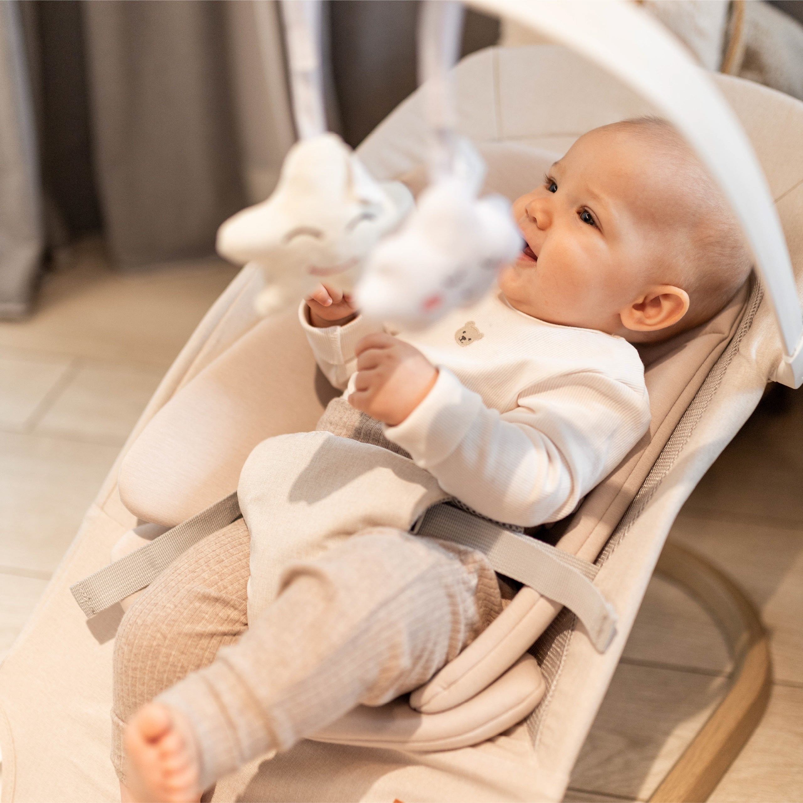 Leżaczek bujaczek beżowy Tulano Moon 50 Beige