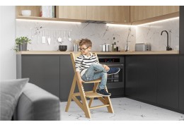 Drewniane krzesło do karmienia dziecka – naturalny produkt w Twoim otoczeniu